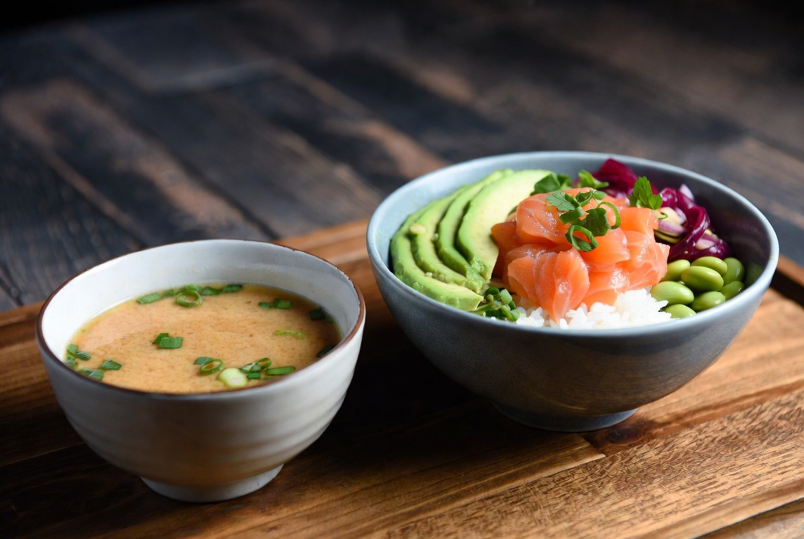 Salmon Bowl und Miso Suppe